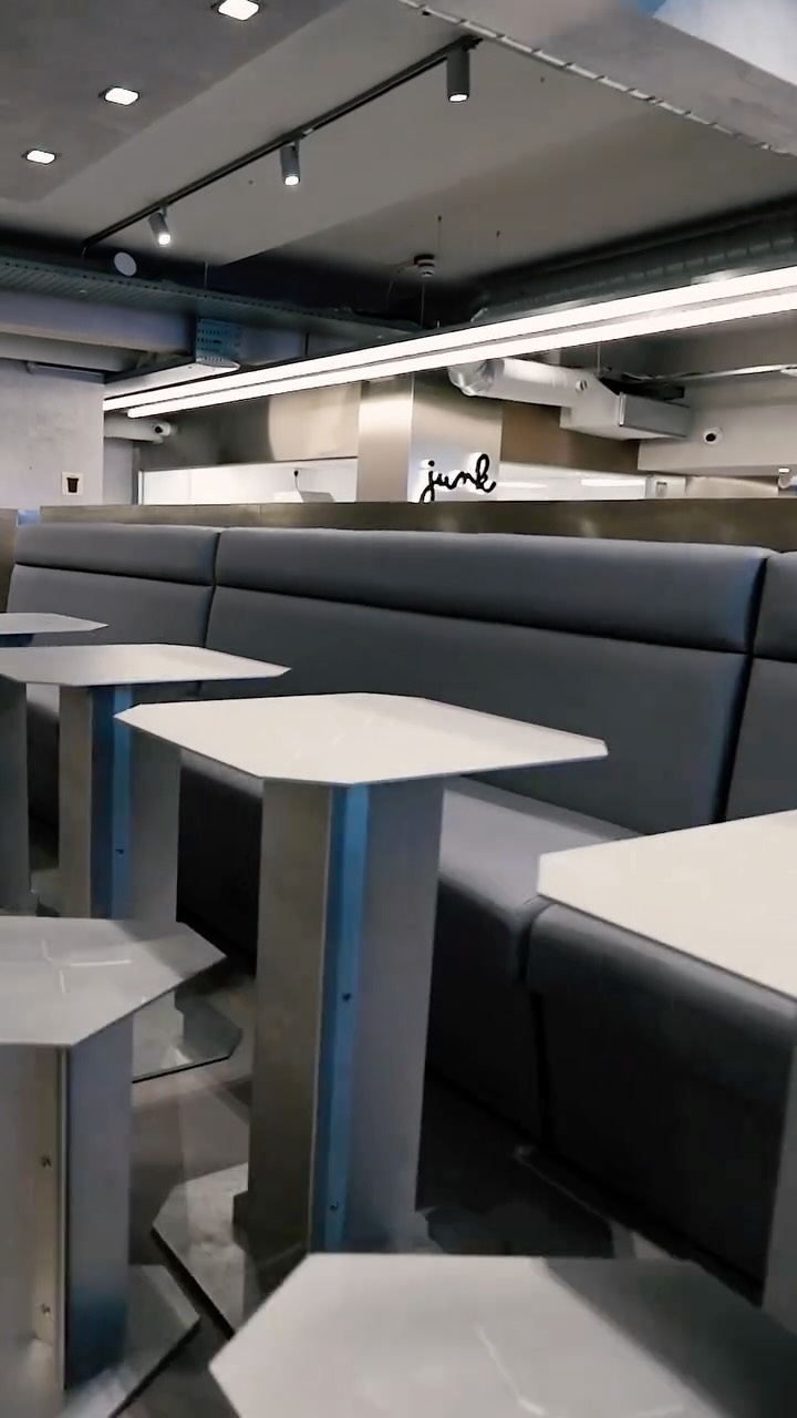 Junk Marylebone is now open!
🕦 Sun-Wed: noon – 10:30pm
🕥 Thu-Sat: noon – 11pm
📍14-15 Barrett St, London W1U 1LX
.
.
.
.
#smashburgers #burgers #junkburgers #junksmashburgers #foodies #burgersofinstagram #londonrestaurant #londonguide #londonburgers #londonlunch #londondinner #stchristophersplace #londonrestaurantscene #londonsmashburgers